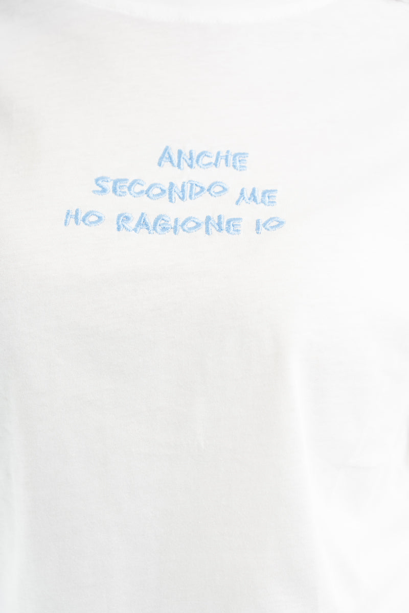 modella indossando T-shirt scritta “Anche secondo me ho ragione io” colore