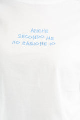 modella indossando T-shirt scritta “Anche secondo me ho ragione io” colore