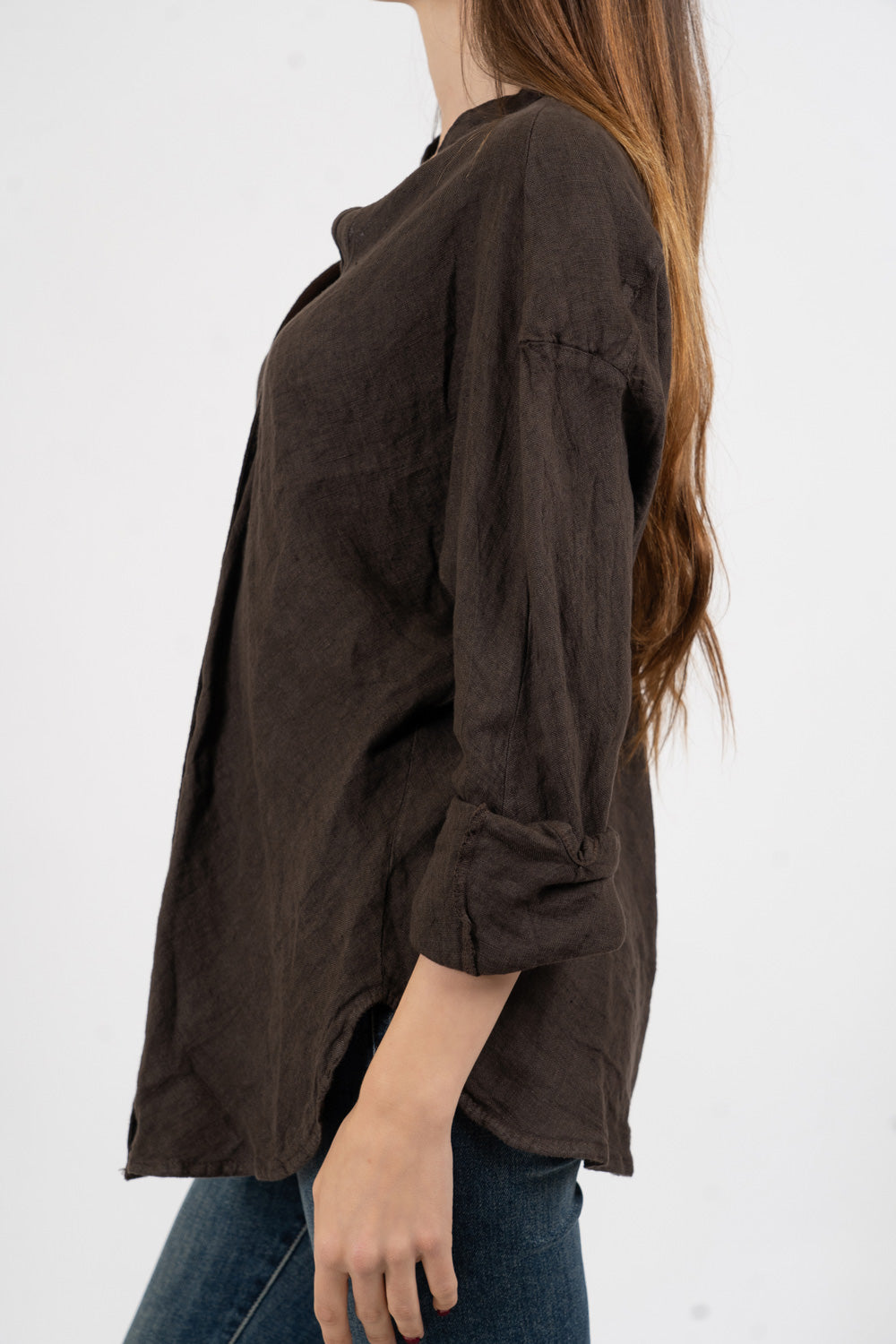 Camicia in lino con collo coreano e spalla scesa.