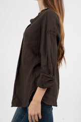 Camicia in lino con collo coreano e spalla scesa.