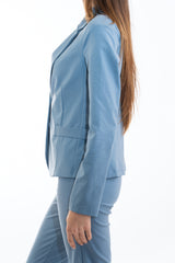 modella indossando Giacca blu jeans elasticizzata due bottoni in misto cotone colore