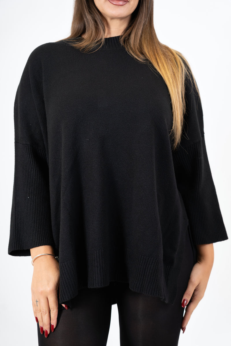 modella indossando Maglia lunga in misto viscosa con bottoni sul retro colore