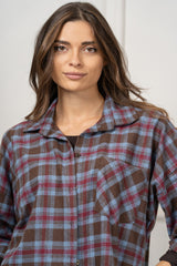 modella indossando Camicia Rivington Ember colore Marrone-Celeste Unica