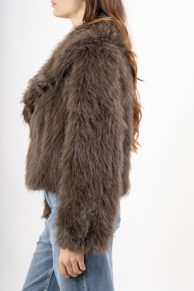 modella indossando Giacca in ecopelliccia morbida effetto volume colore