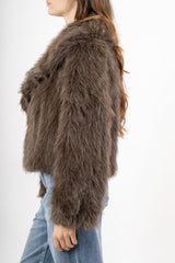 modella indossando Giacca in ecopelliccia morbida effetto volume colore