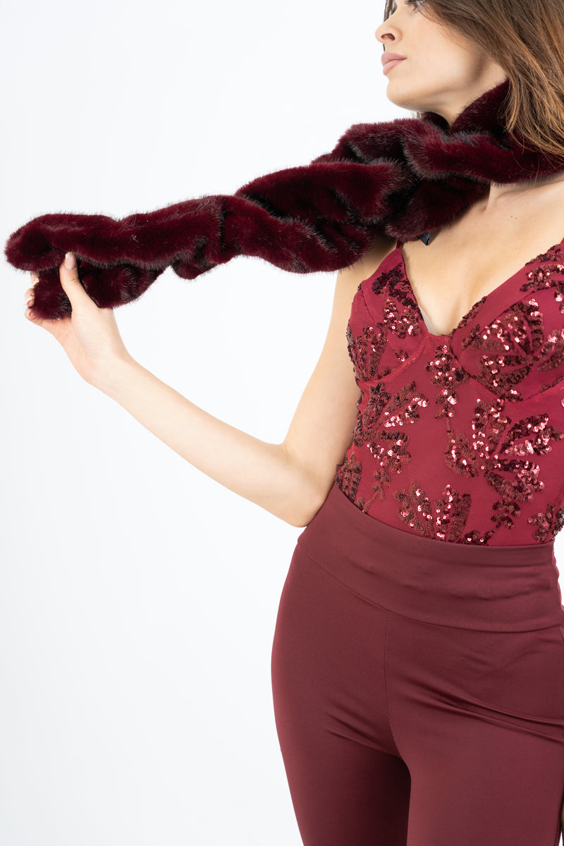 modella indossando Sciarpa in eco pelliccia drappeggiata con asola colore