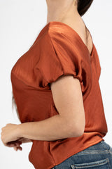 modella indossando Blusa effetto raso cangiante con scollo V e manica con cucitura interna colore