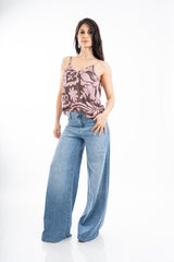 modella indossando Top satinato fantasia RetroBloom con scollo a V e spalline sottili colore