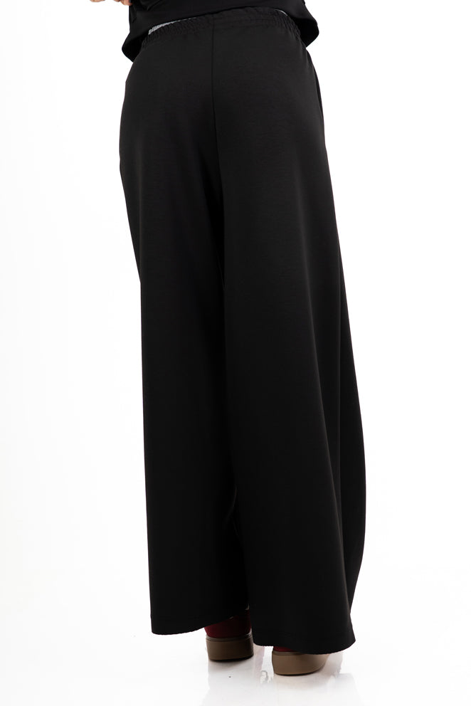 modella indossando Pantalone palazzo felpa con elastico colore