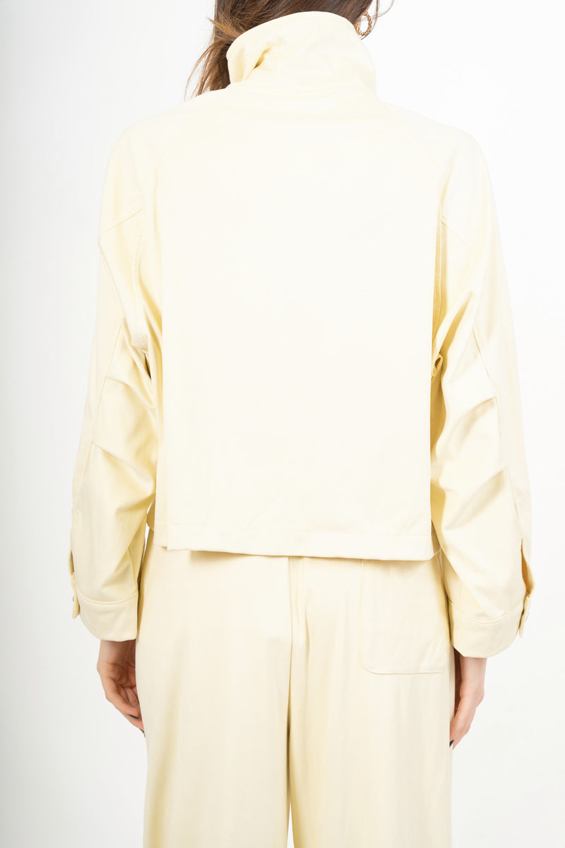 modella indossando Giacca in dainetto con zip e polsini regolabili colore