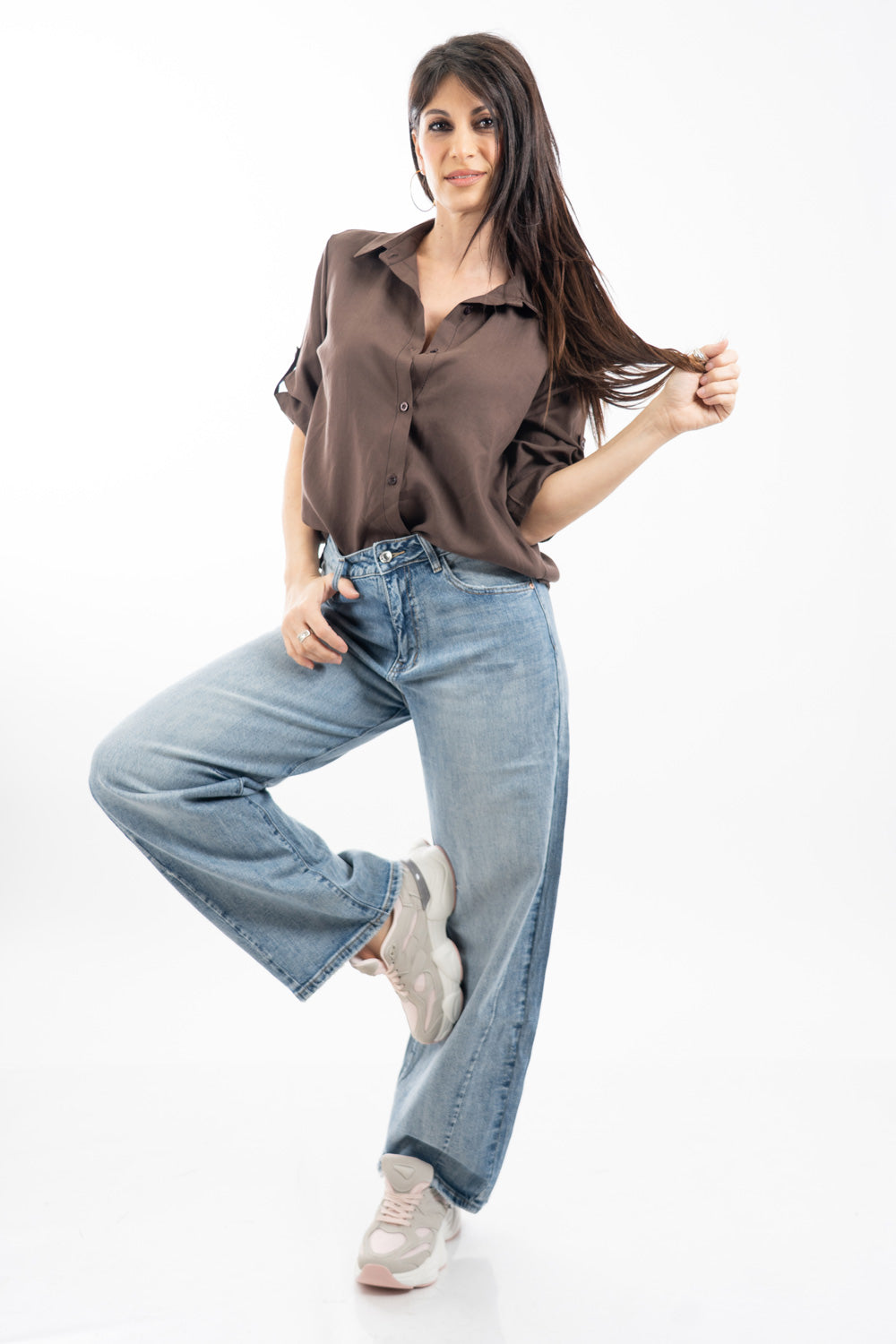 modella indossando Jeans balloon a vita alta in denim con gamba arrotondata colore