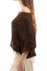 modella indossando Maglia traforata pipistrello a manica al gomito Made in Italy colore