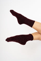 modella indossando Calzini donna in viscosa con lurex Pezzini Prestige colore BORDEAUX Unica