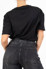 T-shirt in cotone con ricamo “mi mandi fuori di testa”
