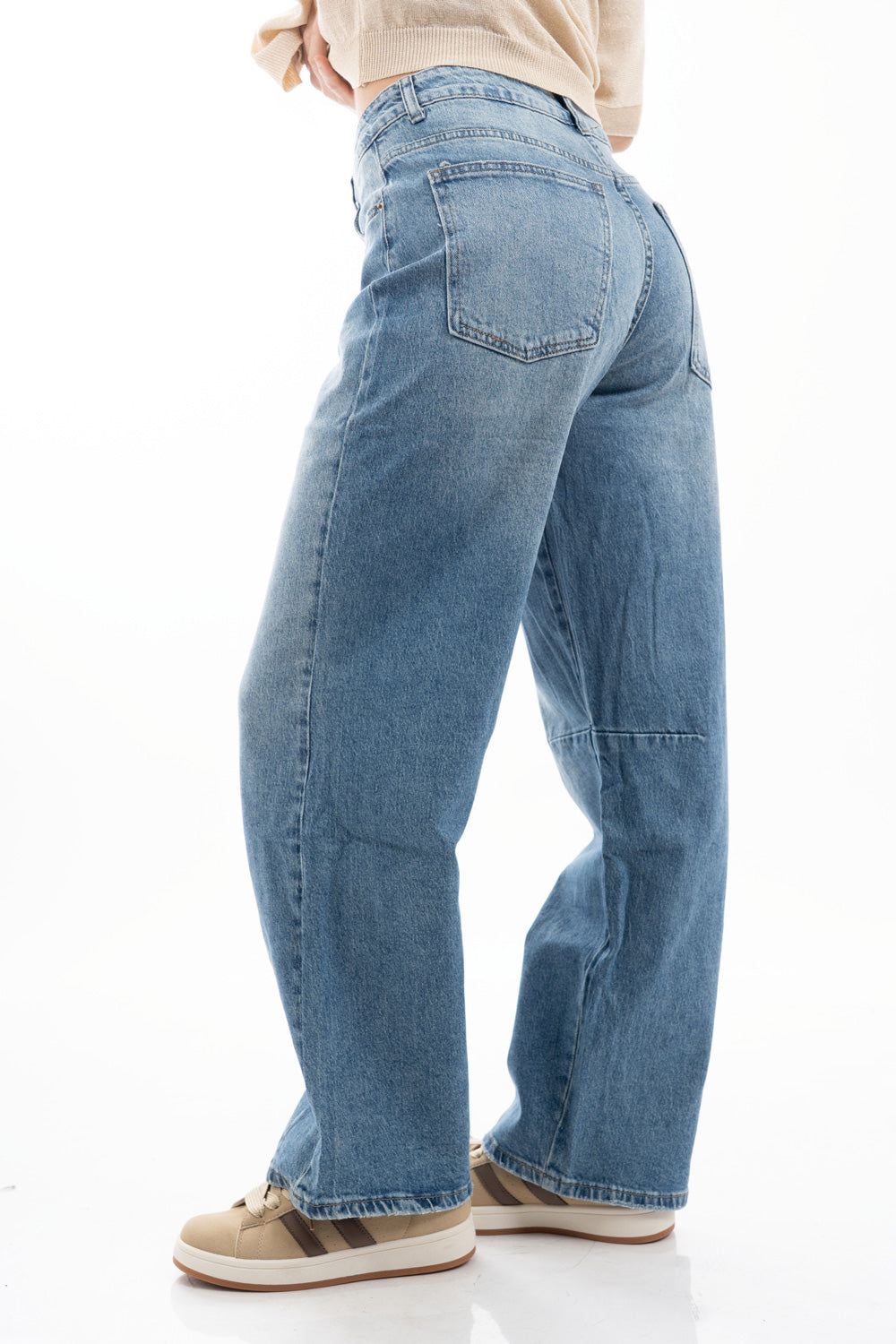 modella indossando Jeans slouchy in denim con gamba morbida e pinces al ginocchio colore Denim Medio