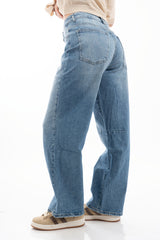 modella indossando Jeans slouchy in denim con gamba morbida e pinces al ginocchio colore Denim Medio