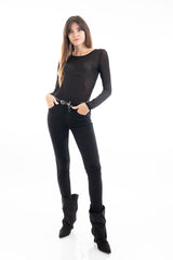 modella indossando Jeans skinny a vita media in denim elasticizzato nero colore