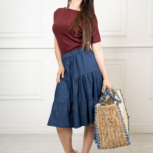 modella indossando Gonna midi a balze in chambray elasticizzato colore Denim Scuro Unica