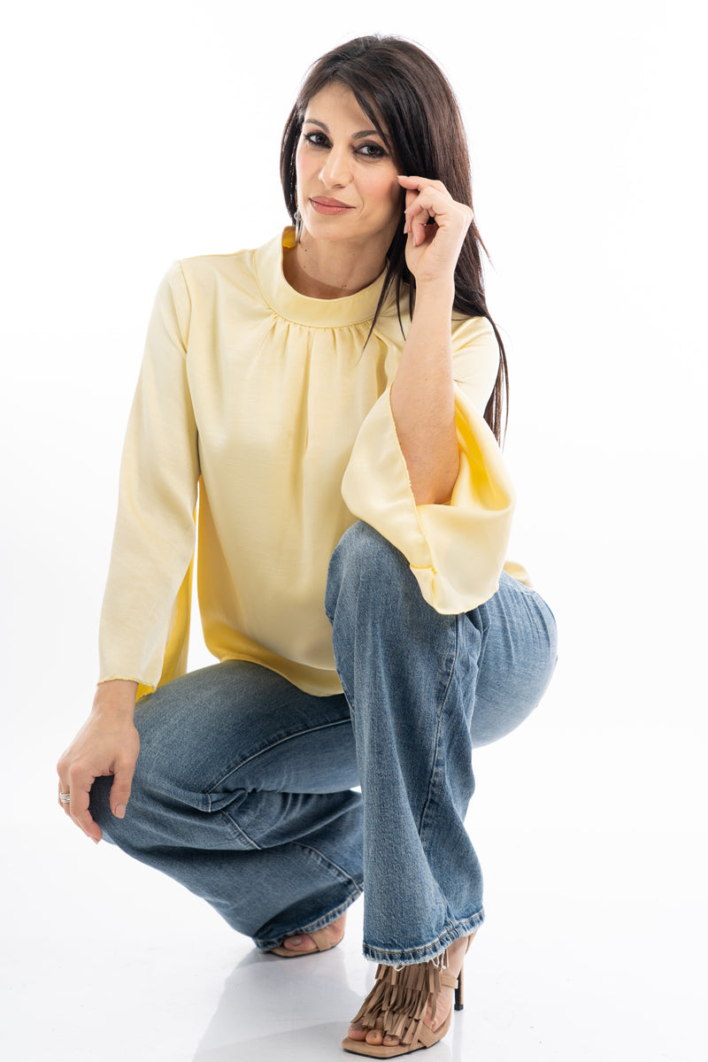 modella indossando Blusa in raso con maniche pipistrello e scollo a goccia colore