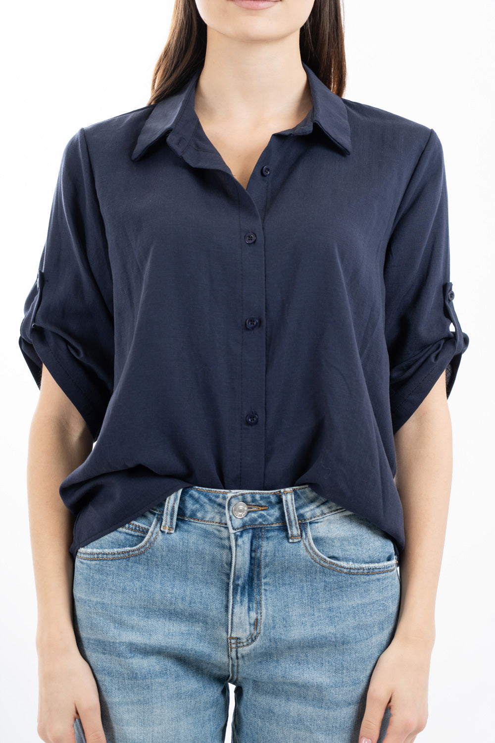 modella indossando Camicia in Tencel fluido con manica 3/4 regolabile e vestibilità morbida colore Blu Unica