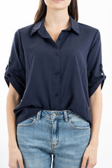 modella indossando Camicia in Tencel fluido con manica 3/4 regolabile e vestibilità morbida colore Blu Unica