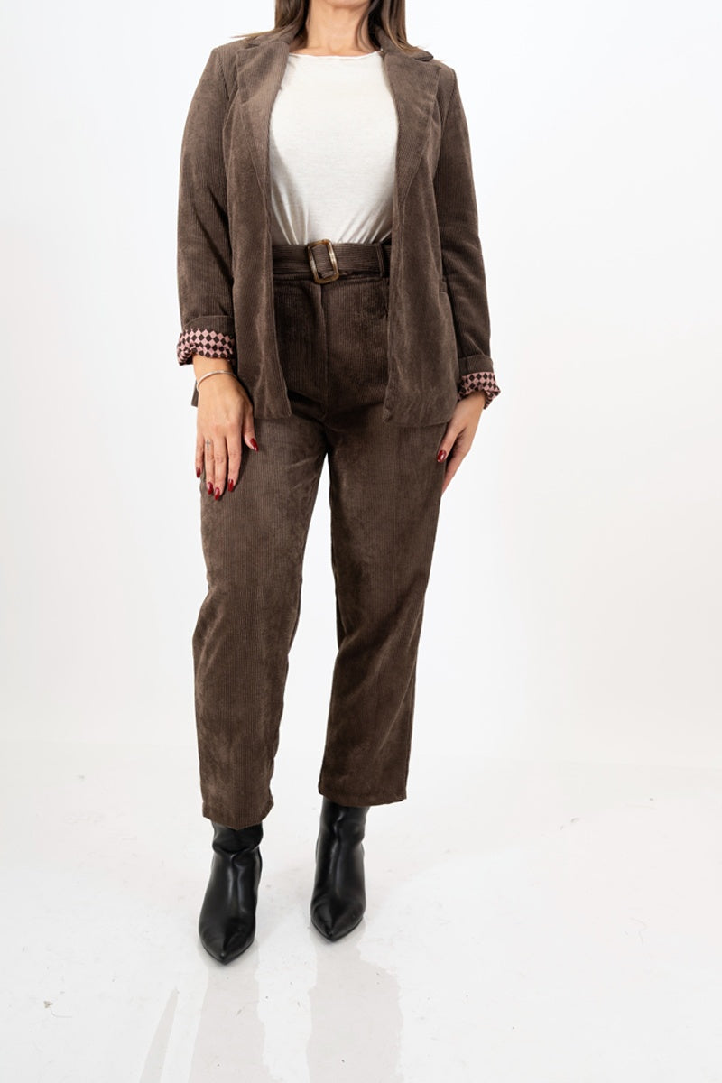 modella indossando Giacca Velvet Line effetto velluto a coste colore