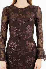 modella indossando Abito corto in microrete con paillettes e schiena scoperta colore