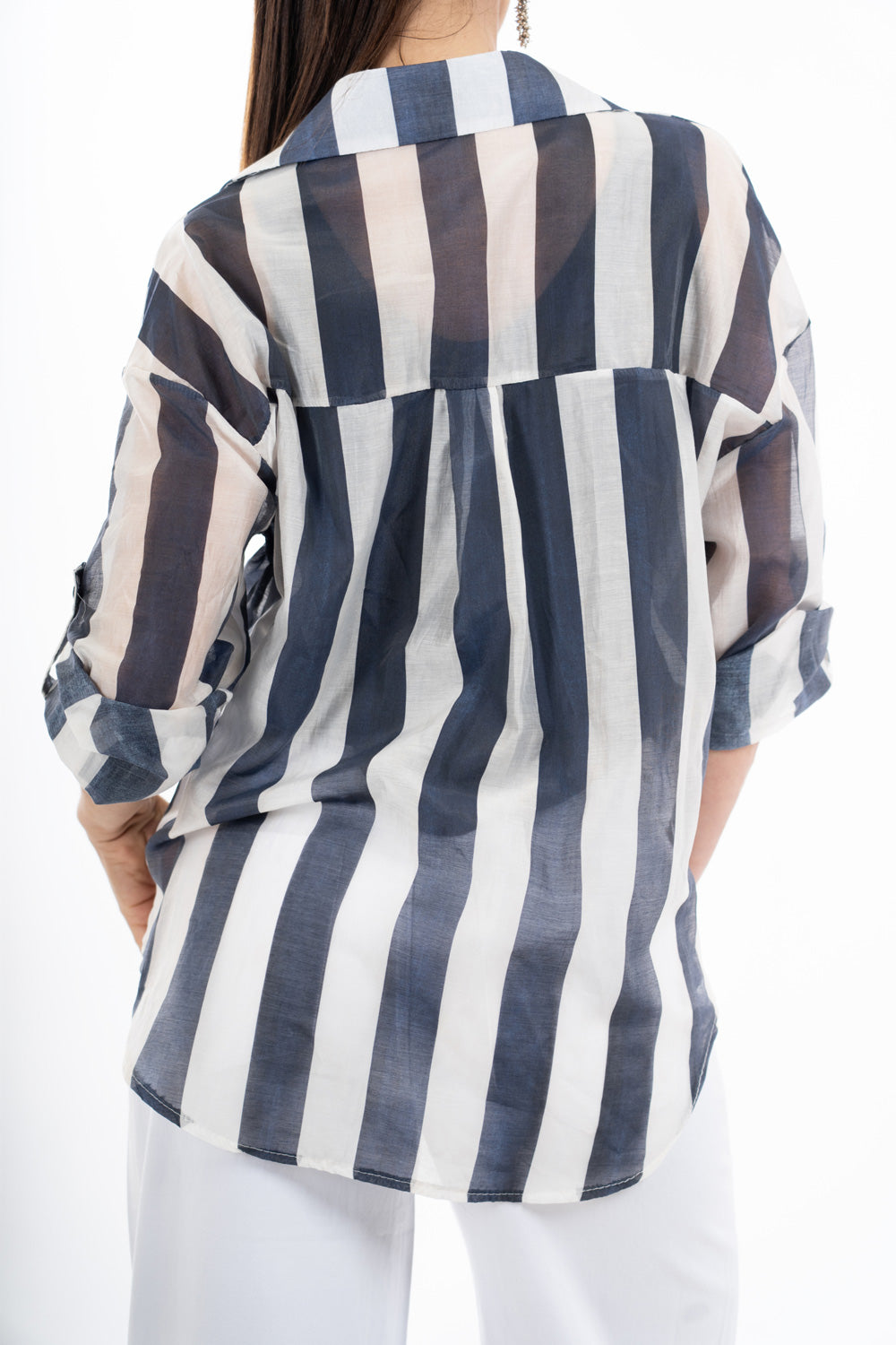 modella indossando Camicia a righe in tencel leggera con nodo frontale e manica risvoltata colore