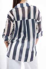 modella indossando Camicia a righe in tencel leggera con nodo frontale e manica risvoltata colore