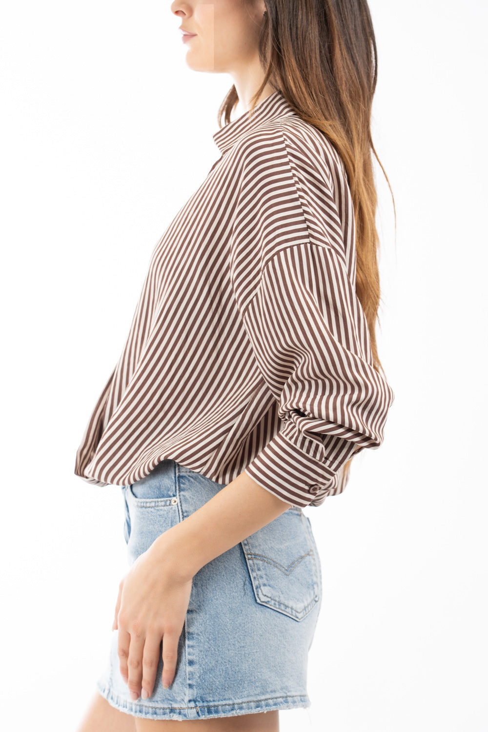 modella indossando Blusa rigata in viscosa con scollo incrociato e fondo elasticizzato colore