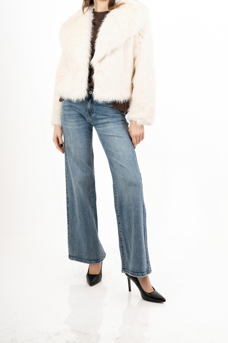 modella indossando Giacca in ecopelliccia morbida effetto volume colore