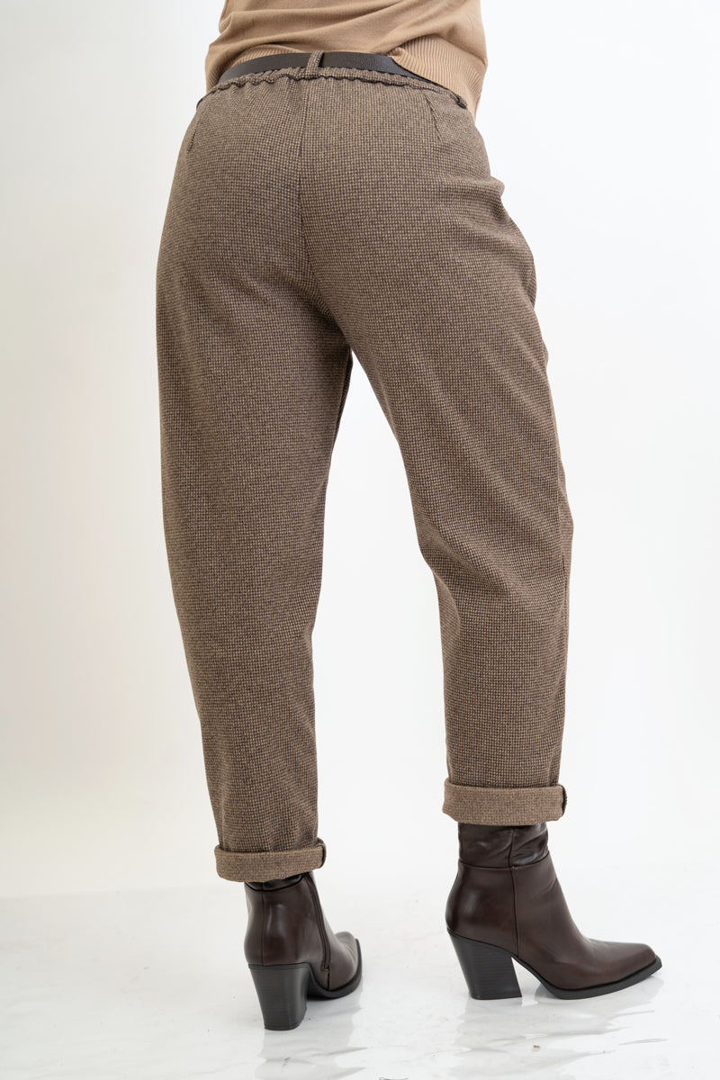 modella indossando Pantalone in panno fantasia pied de poule marrone con cintura colore