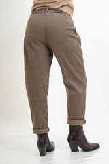 modella indossando Pantalone in panno fantasia pied de poule marrone con cintura colore
