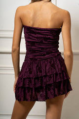 modella indossando Mini abito Floris drappeggiato con balze colore
