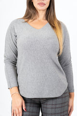 modella indossando Maglia SoftVibe in misto viscosa scollo a V colore Grigio Unica