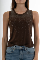 modella indossando Top canotta in microcostina di viscosa elasticizzata con strass degradé colore Marrone Unica