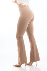 modella indossando Pantalone a zampa elasticizzato vita alta in tessuto micro gessato Fango colore Fango