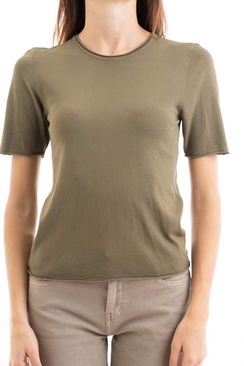 modella indossando Maglia in filato leggero a manica corta con finiture a vivo colore Militare Unica