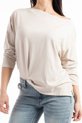 modella indossando Maglia over in cotone elasticizzato con scollo ampio e spacchi laterali colore Beige Unica