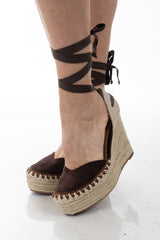 modella indossando Zeppe espadrillas con lacci alla caviglia e suola in corda alta colore