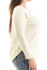 modella indossando Maglia over scollo V in misto viscosa con bordo pulito colore