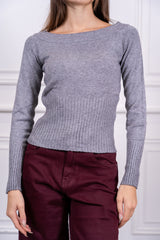 modella indossando Maglia Solenne scollo spalle colore
