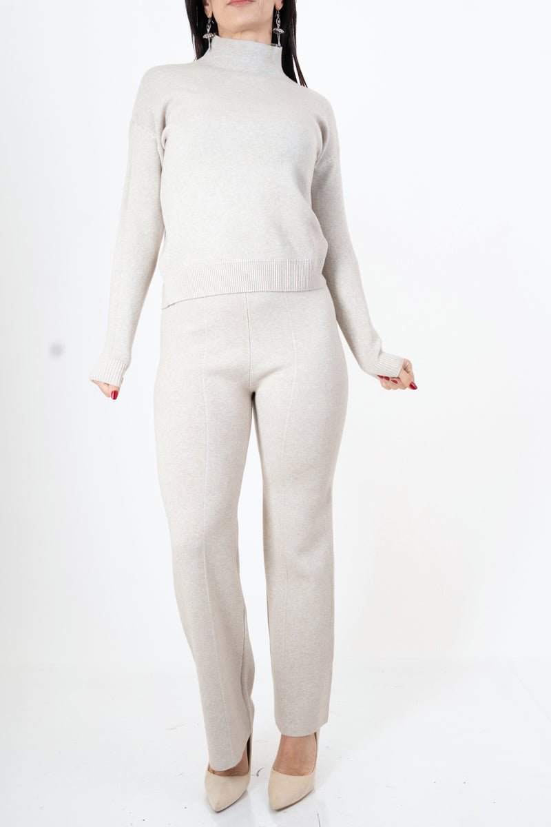 modella indossando Completo maglia e pantalone in filato misto viscosa colore Beige-Melange Unica