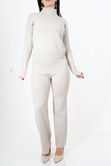 modella indossando Completo maglia e pantalone in filato misto viscosa colore Beige-Melange Unica