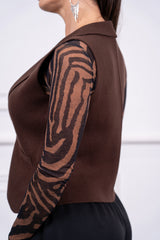 modella indossando Gilet Solenne in maglia con collo blazer colore