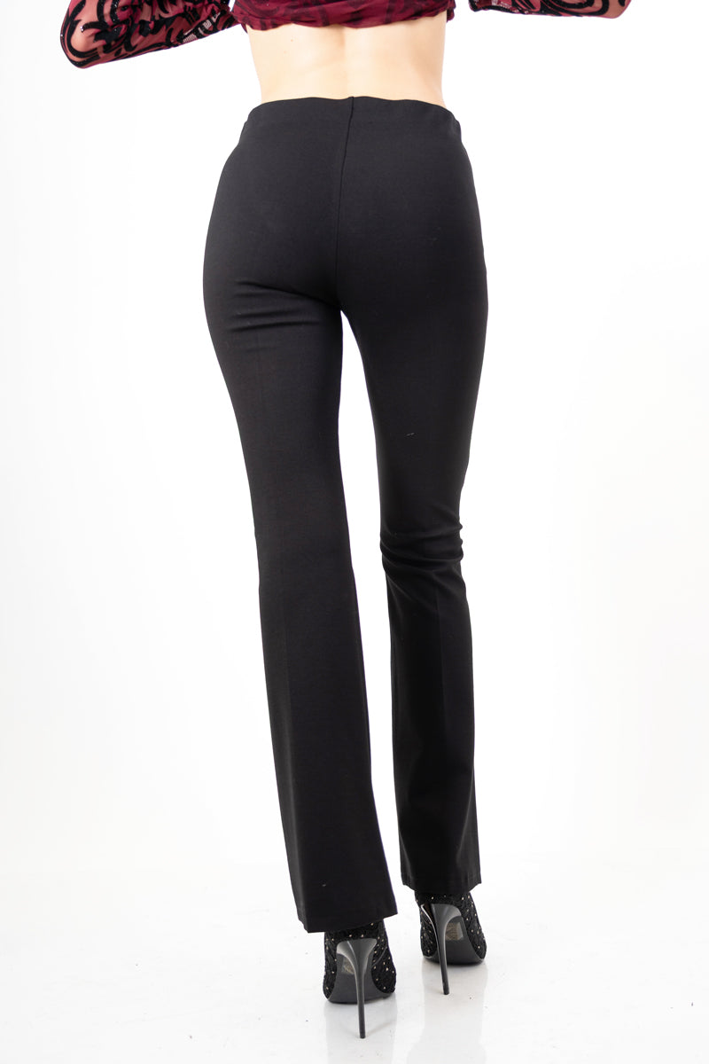 modella indossando Pantalone donna punto Milano nero elasticizzato a zampetta vita alta colore