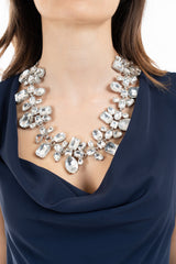 modella indossando Collier bijoux con cristalli sfaccettati effetto gioiello colore Argento Unica