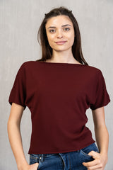 Maglia in filo viscosa con scollo a barca