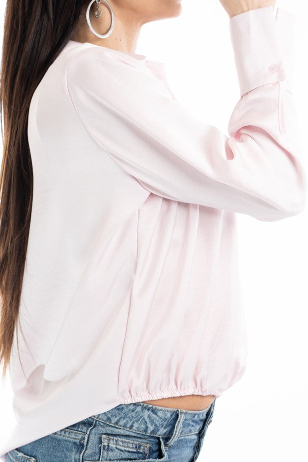 modella indossando Blusa in raso collo camicia con fondo elasticizzato colore