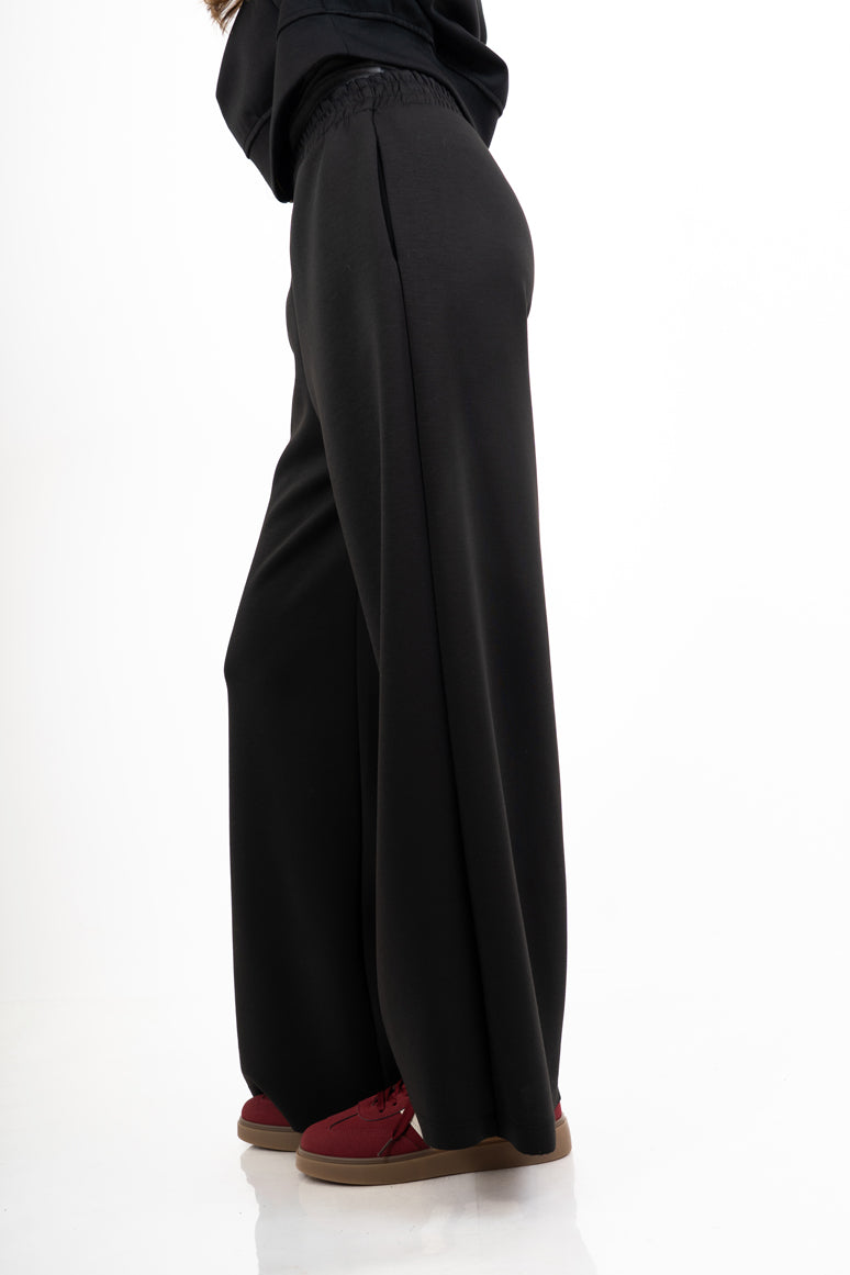 modella indossando Pantalone palazzo felpa con elastico colore